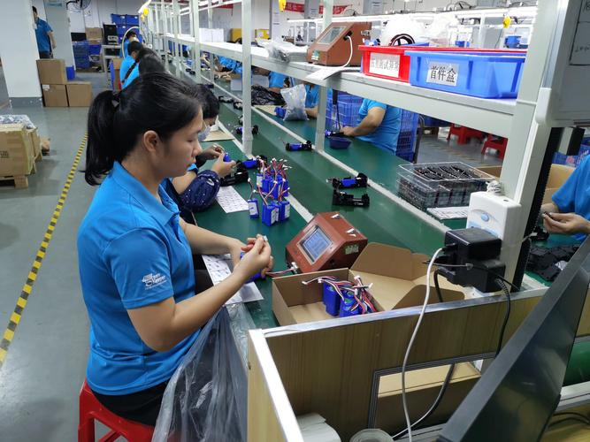 小型工厂内技术员在改进生产线