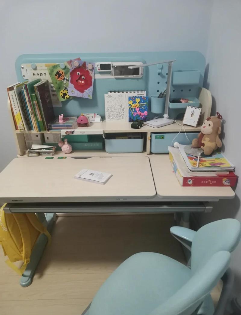 小学生整洁书桌写作业效果图