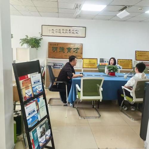 升学规划师高考志愿填报办公工位场景