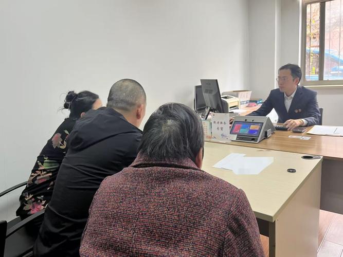 公证处接待窗口老人办理遗嘱公证场景