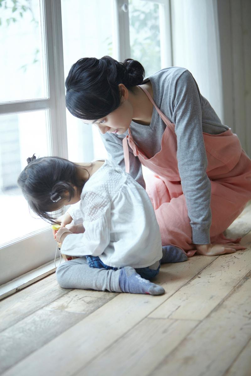 妈妈蹲下来安抚哭泣孩子的特写