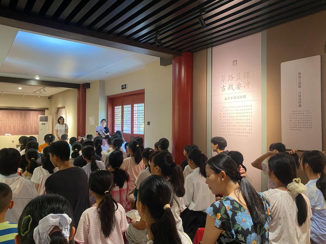 高中生博物馆社会实践讲解活动现场照