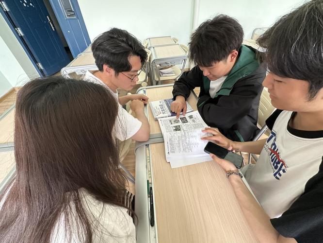 大学学生会办公室堆满活动物料的地面