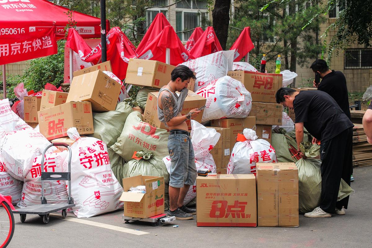 大学校园快递点早高峰取件人流实拍