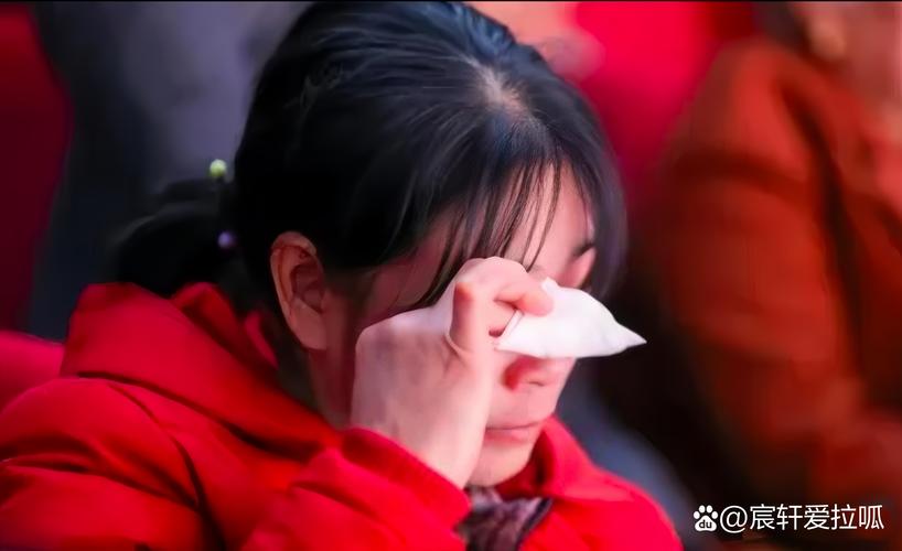 学校走廊靠墙哭泣的中学生