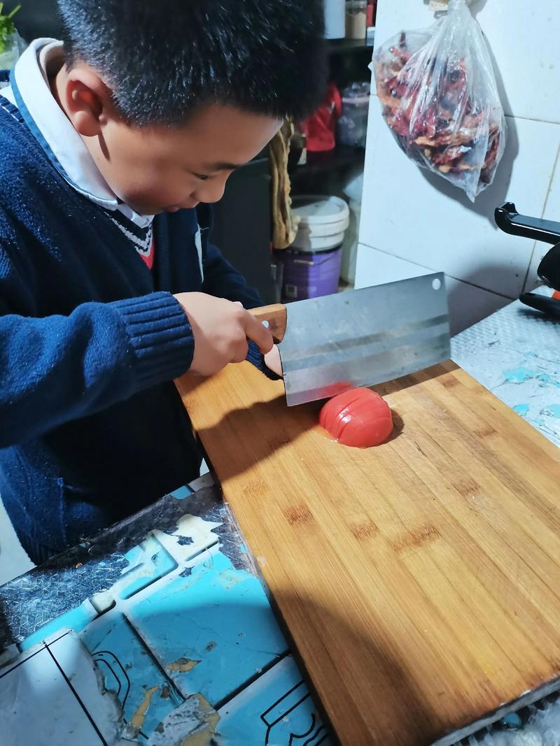 劳动周小学生炒菜翻车蛋壳掉进碗里