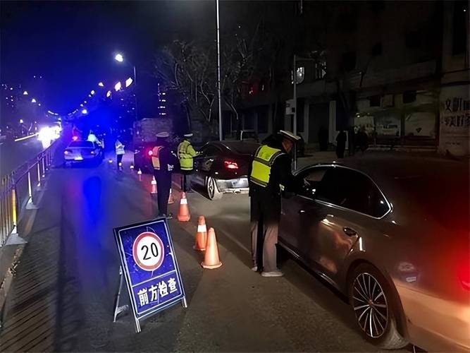 交警夜查酒驾现场酒精检测数值公示牌实拍
