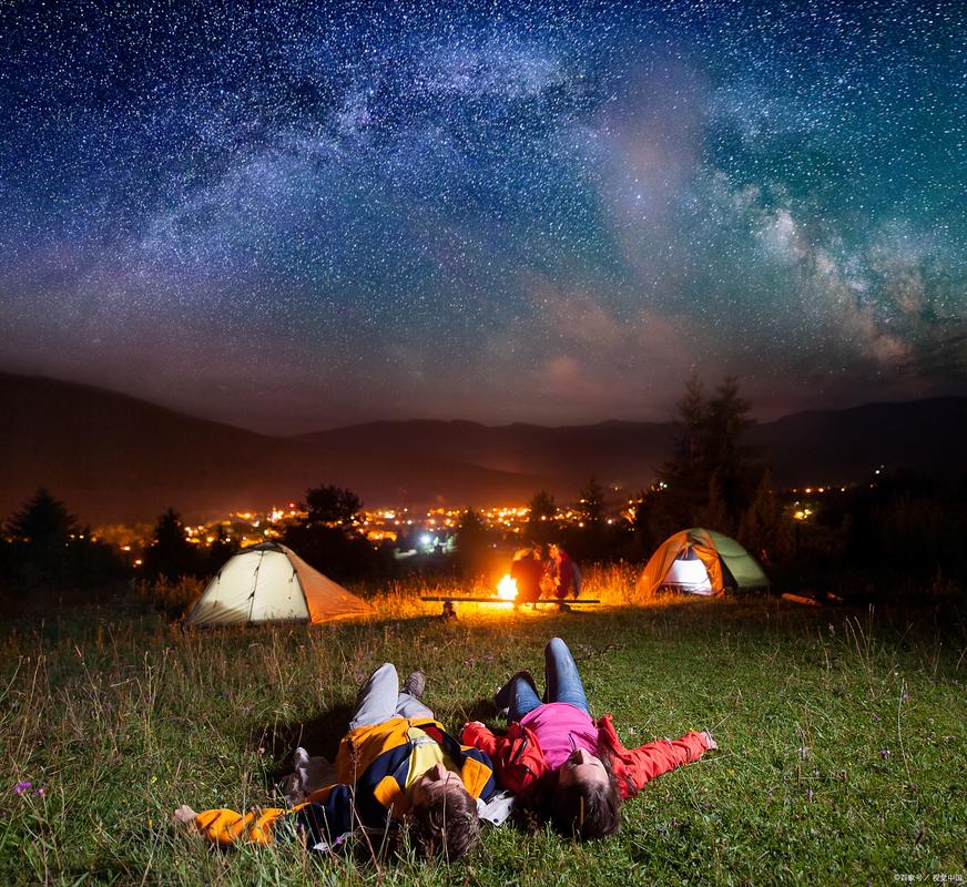 夏夜郊外露营草地亲子看星空图