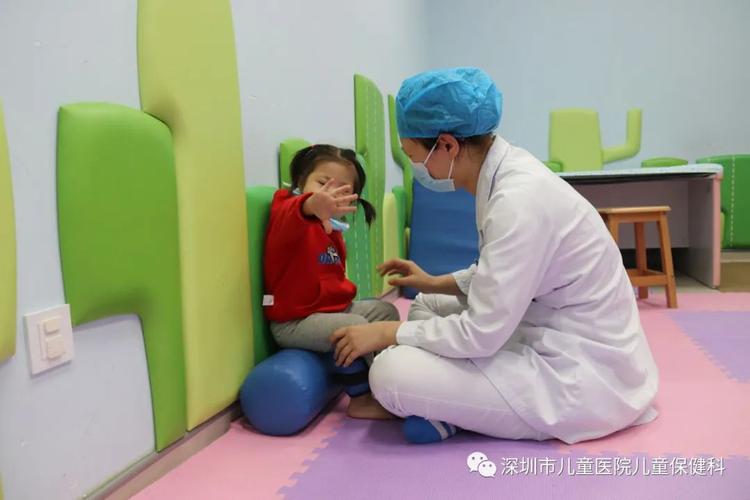 幼儿发育科医生评估儿童社交反应的实拍图