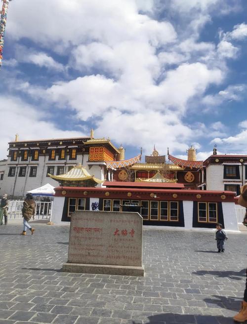 西藏自治区拉萨大昭寺清晨正门广场