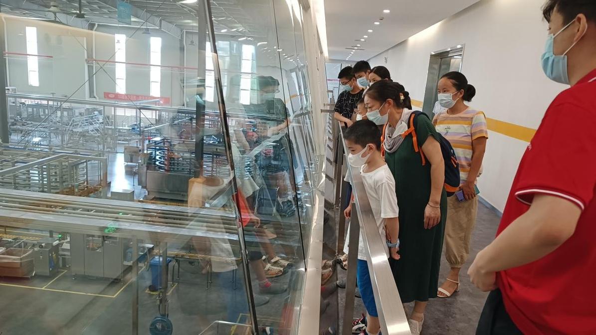 工业企业志愿服务儿童参观生产线观光通道