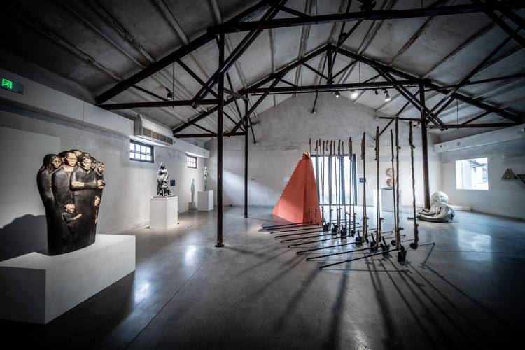 旧仓库改造的城市小众摄影作品展览现场