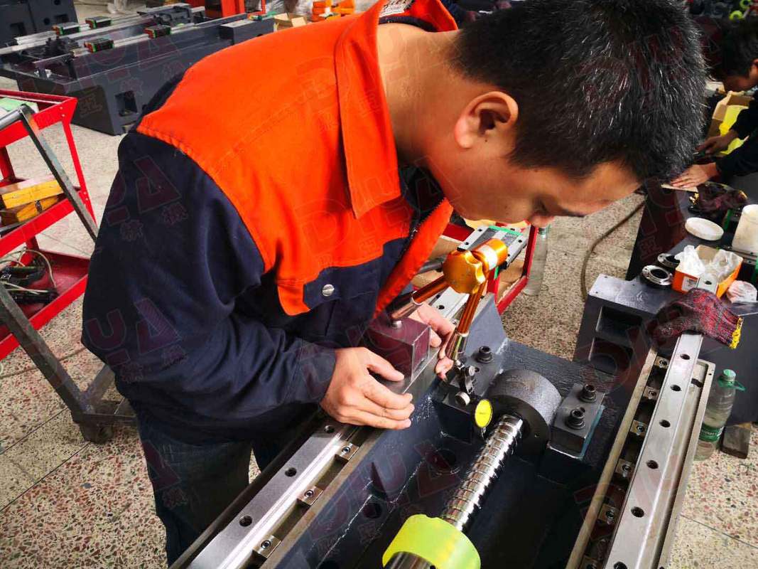 数控冲床加工通信机柜孔位生产现场