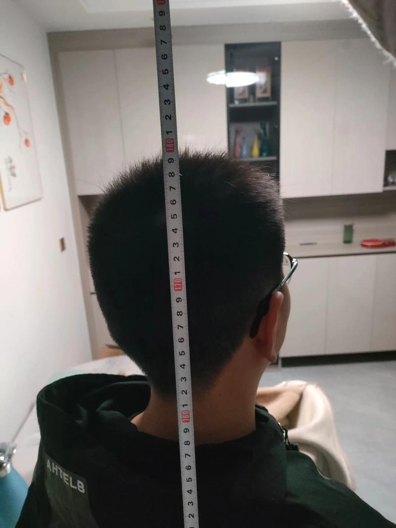 家长用卷尺测量门后身高线记录本