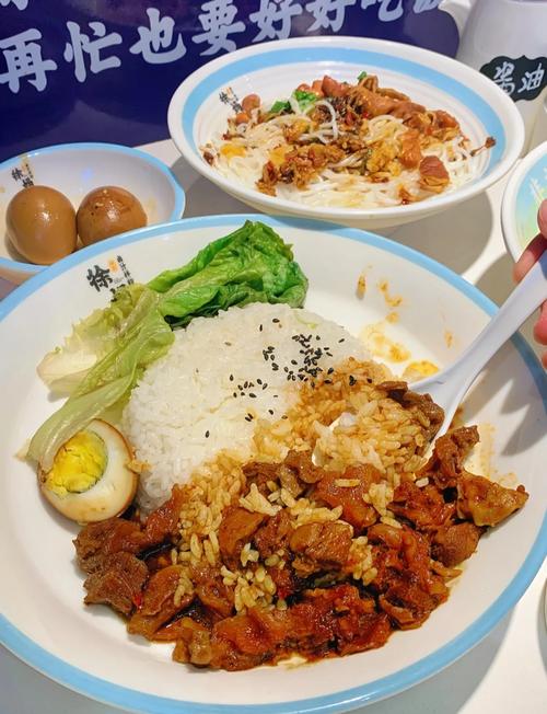 分装好的冷藏备餐杂粮饭卤牛肉实拍