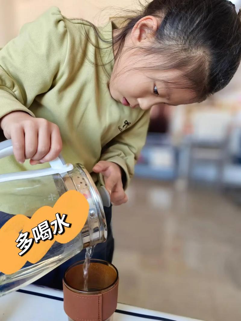 夏日公园妈妈忘带水壶陌生家长递水给孩子喝场景