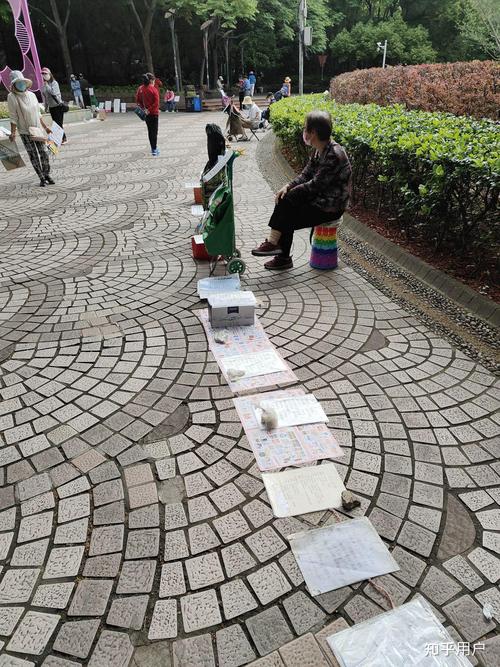 街头石桌捡拾遗失帆布包场景