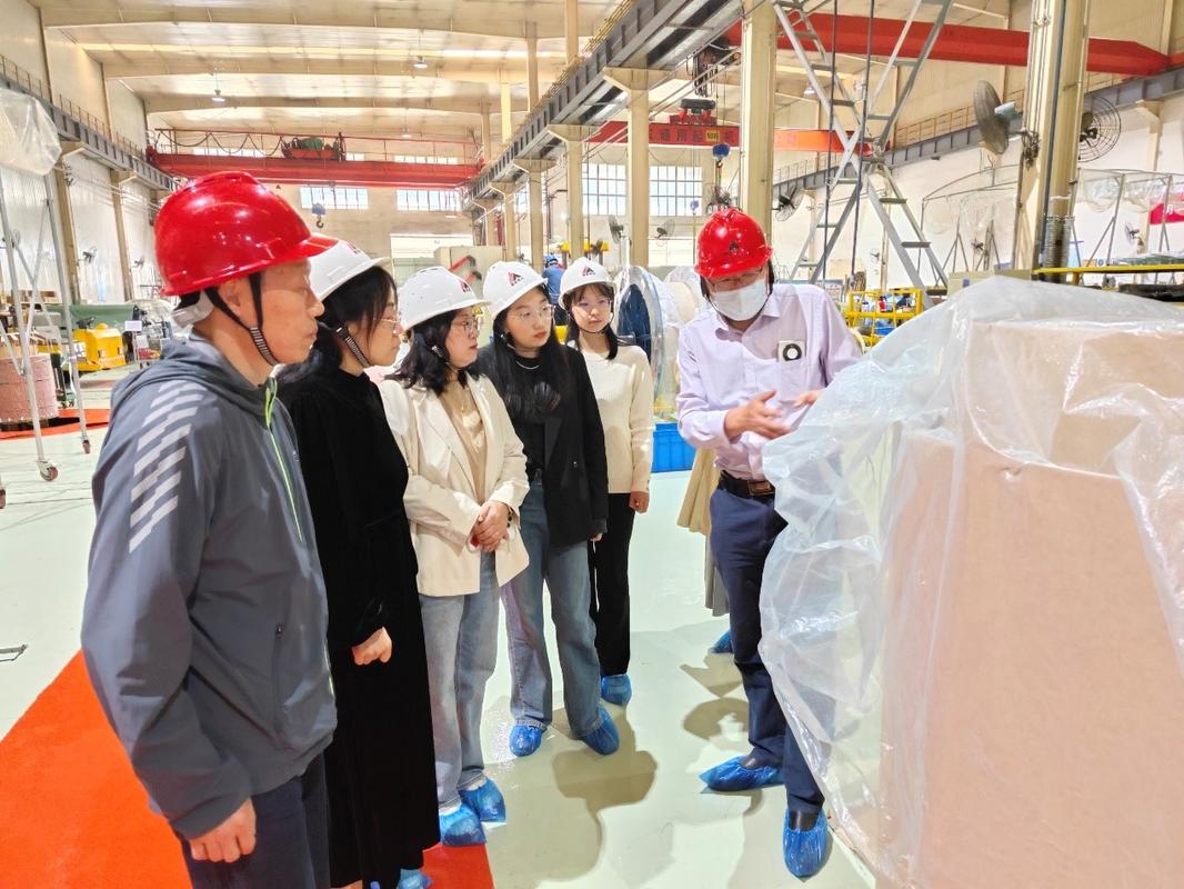 科技特派员深入工厂生产线与工人交流
