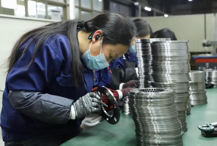 工业企业病号员工回岗调整工作场景