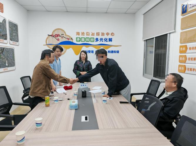 婚姻纠纷律所咨询室内 夫妻激烈争吵 律师调解