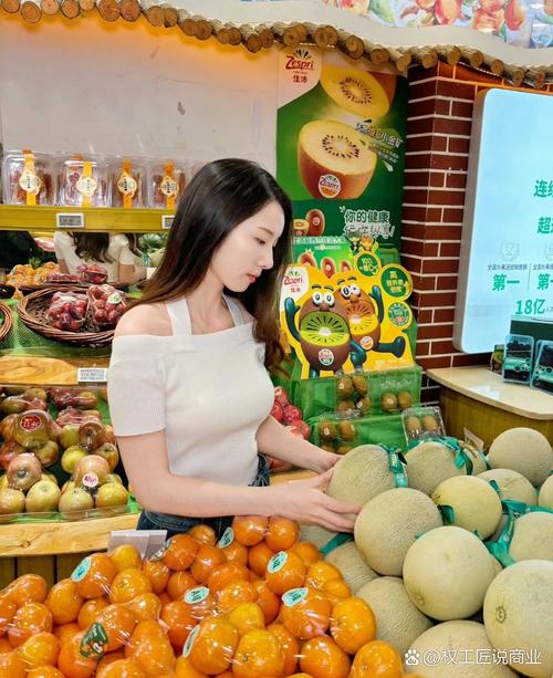 实体水果店顾客肖像商用宣传案例图