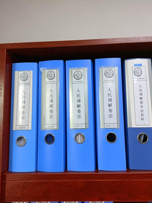 调解室走廊长椅上的保险理赔材料袋