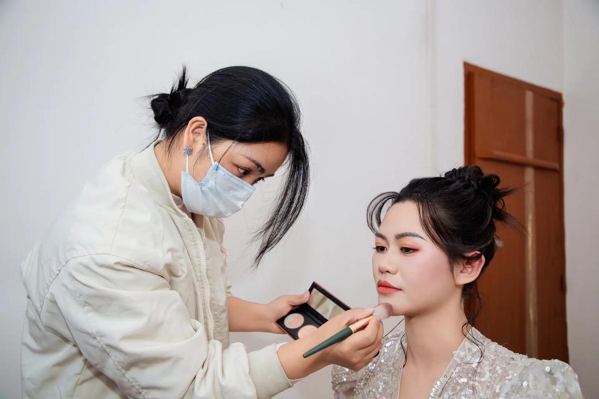 怎么选?跟妆师的“照妖镜”