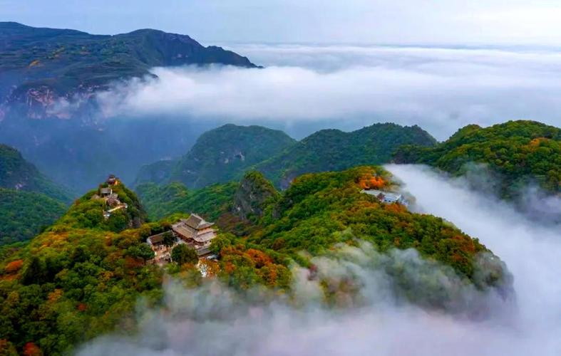 崆峒山中台俯瞰泾河拐弯景观
