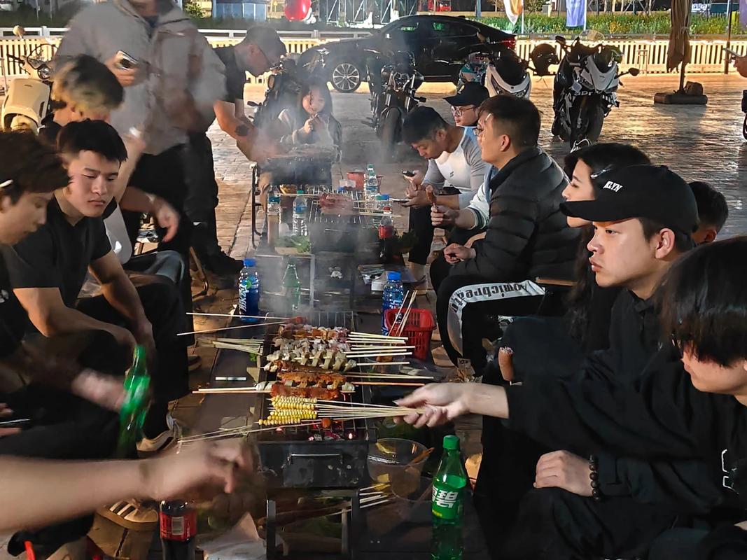 工业区夜晚烧烤摊上,一群穿工装的父亲们围坐聊天,背景是厂房灯光