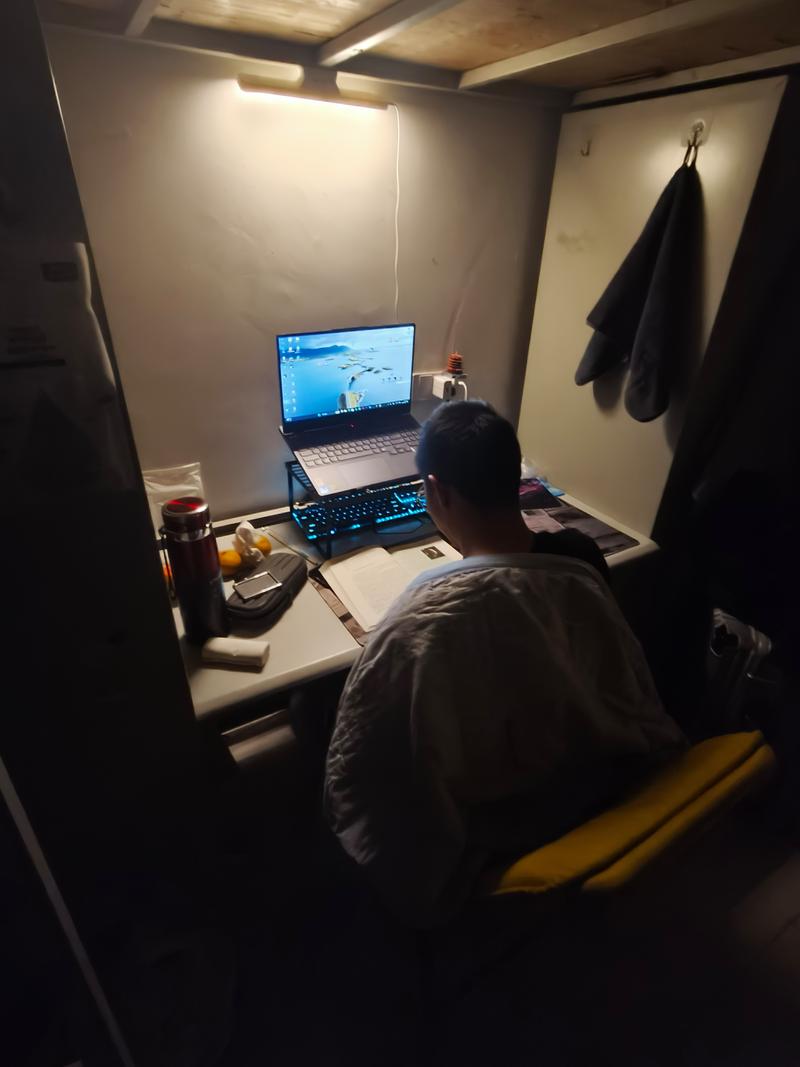 转行者夜间学习新技能的场景
