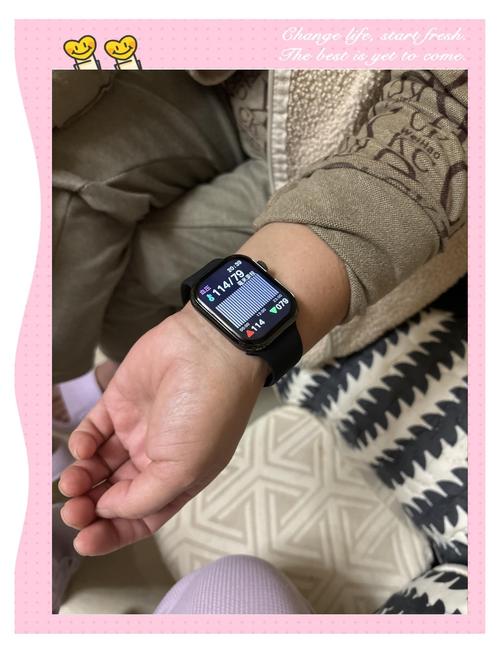 工业工人佩戴智能手环配合环境监测屏幕