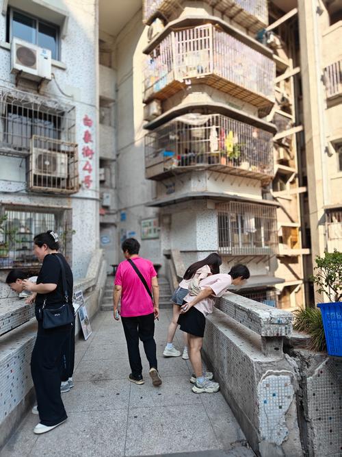 白象居无梯楼道3层连廊不锈钢奶箱嘉陵摩托广告