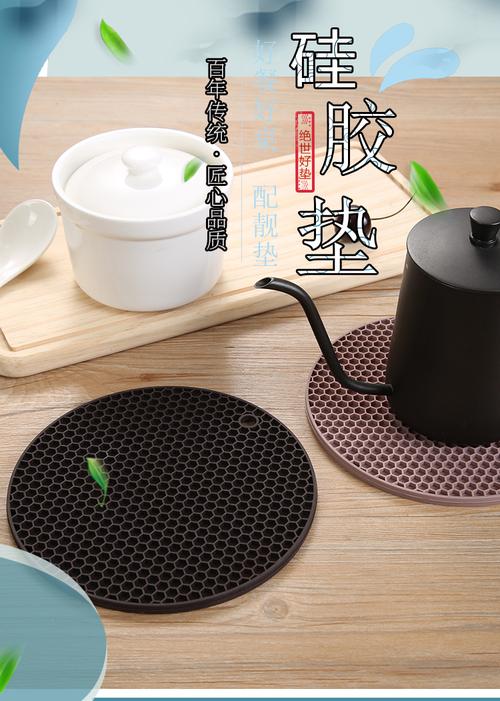 简约厨房台面上放常用烧水壶木质餐垫实景