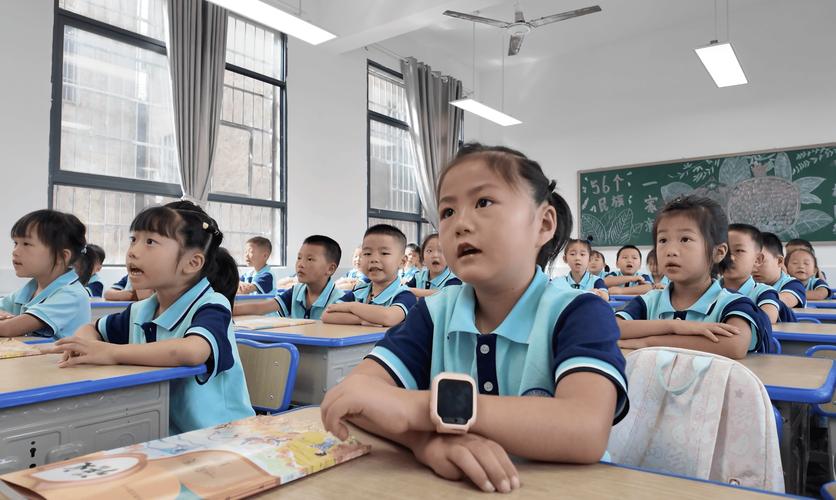 小学课堂学生紧张发言攥衣角场景