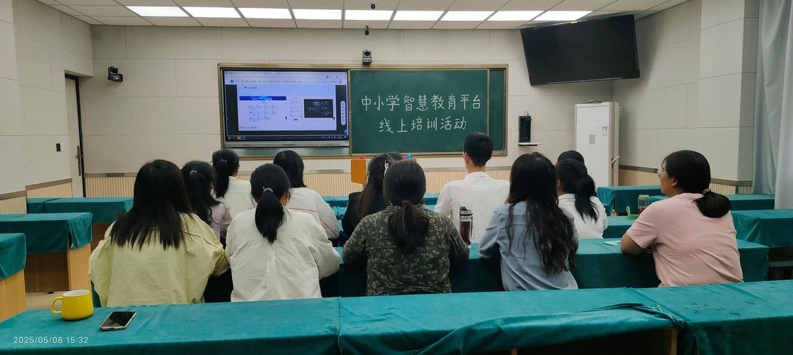 乡村教师使用国家智慧教育平台授课