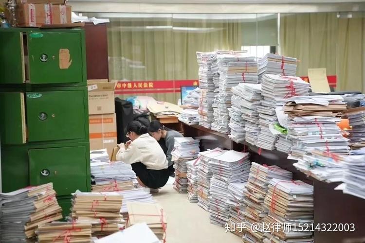律师办公室桌面上堆满仲裁卷宗