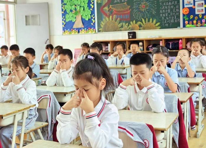 远程课堂学生做眼保健操互动画面