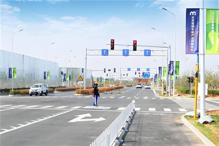 南京中山东路自动驾驶测试车过梧桐遮挡路口