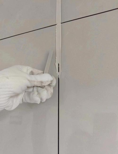 装修现场破损的薄款丁腈手套嵌在美缝剂残块上