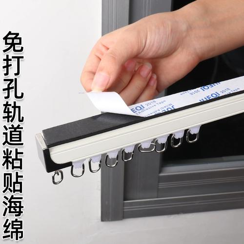 贴在窗帘轨道上的海绵遮光挡条实拍