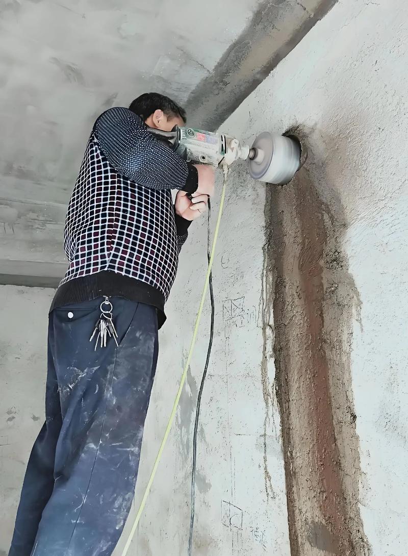 装修师傅用水平仪安装壁挂置物架打孔施工
