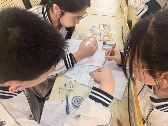 教室学生独自思考草稿纸特写