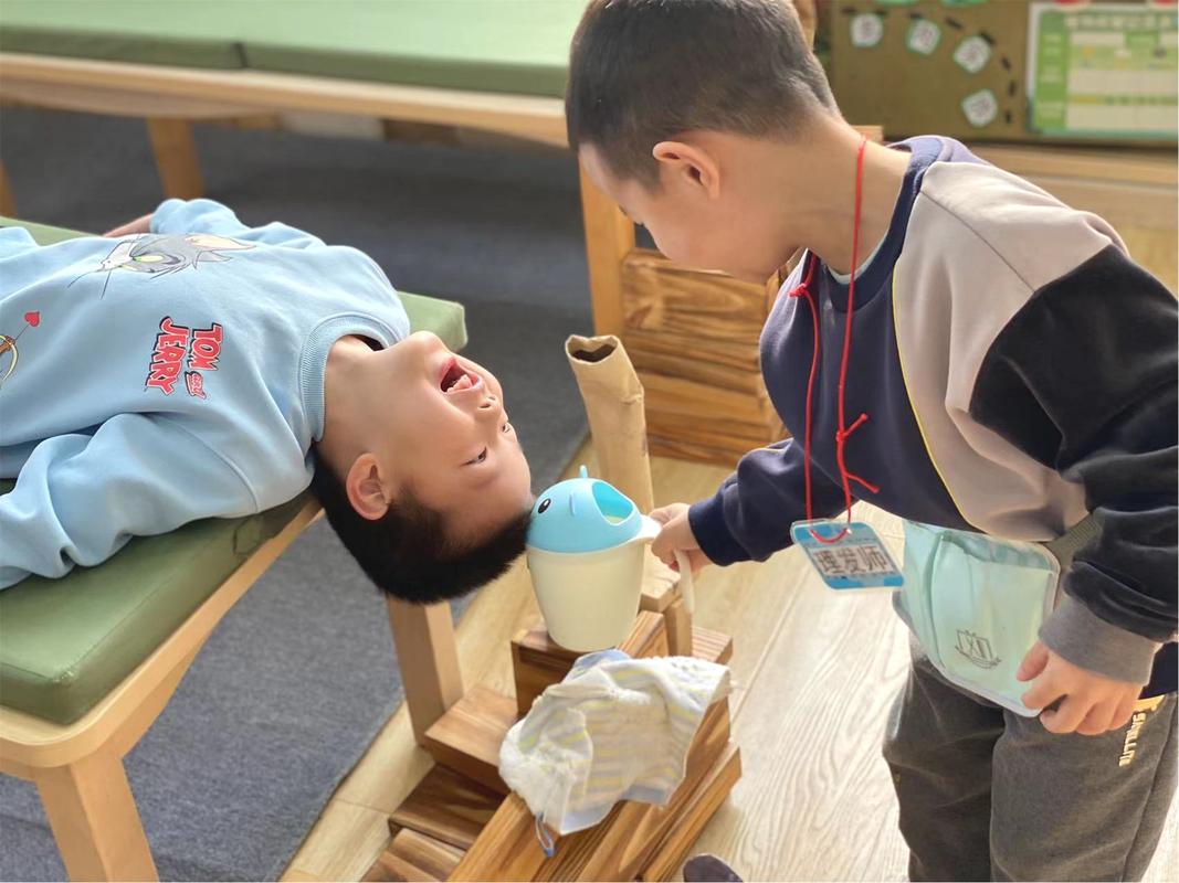 四岁儿童玩假装游戏日常场景
