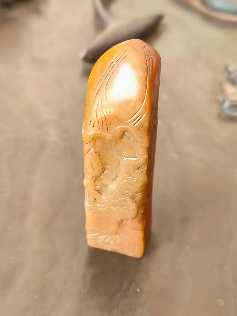 篆刻师使用冲刀法雕刻寿山石印章的场景特写