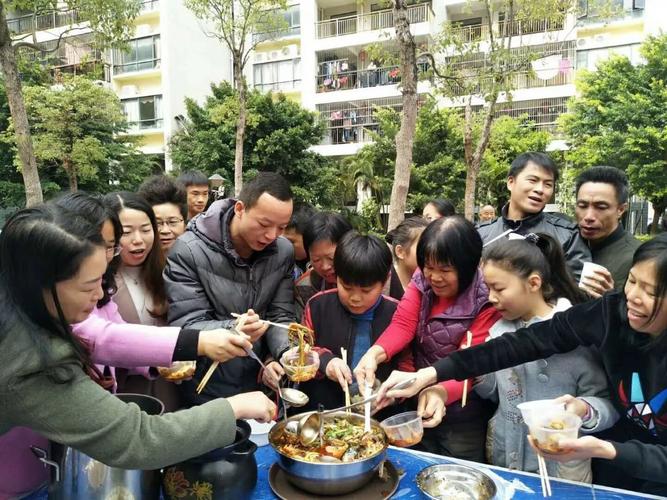 小区邻里楼下聊天分食水果场景图