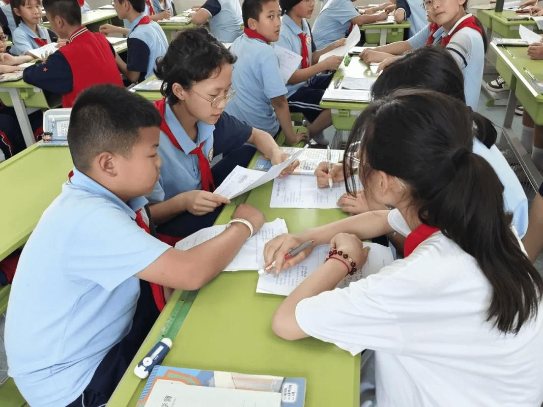 中小学班级小组合作讨论场景记录