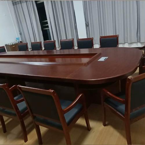 工业家族聚会老会议室长桌