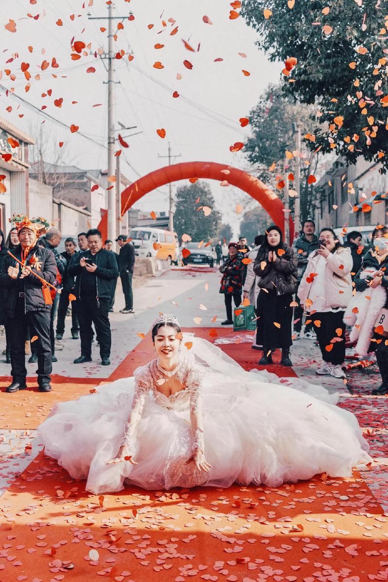 户外草坪婚礼新娘穿着齐地婚纱被绊倒瞬间抓拍