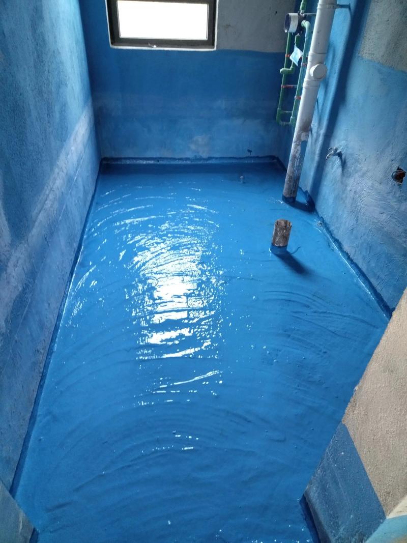 师傅粉刷防水涂料细致施工过程