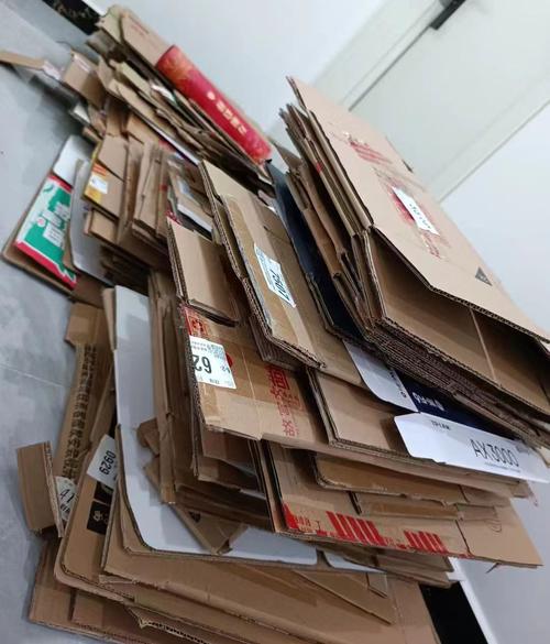 家门口玄关分类放的可回收旧纸箱碎纸袋